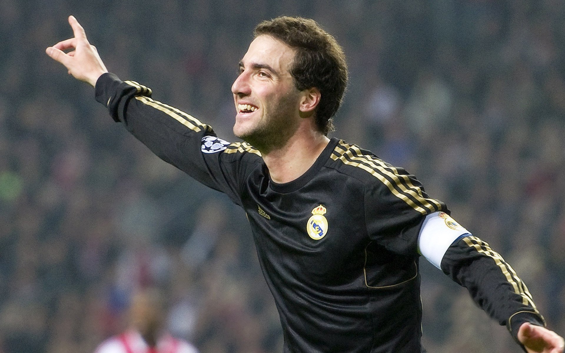 赛场竞争激烈,球员奋发拼搏争夺冠军,争冠球队