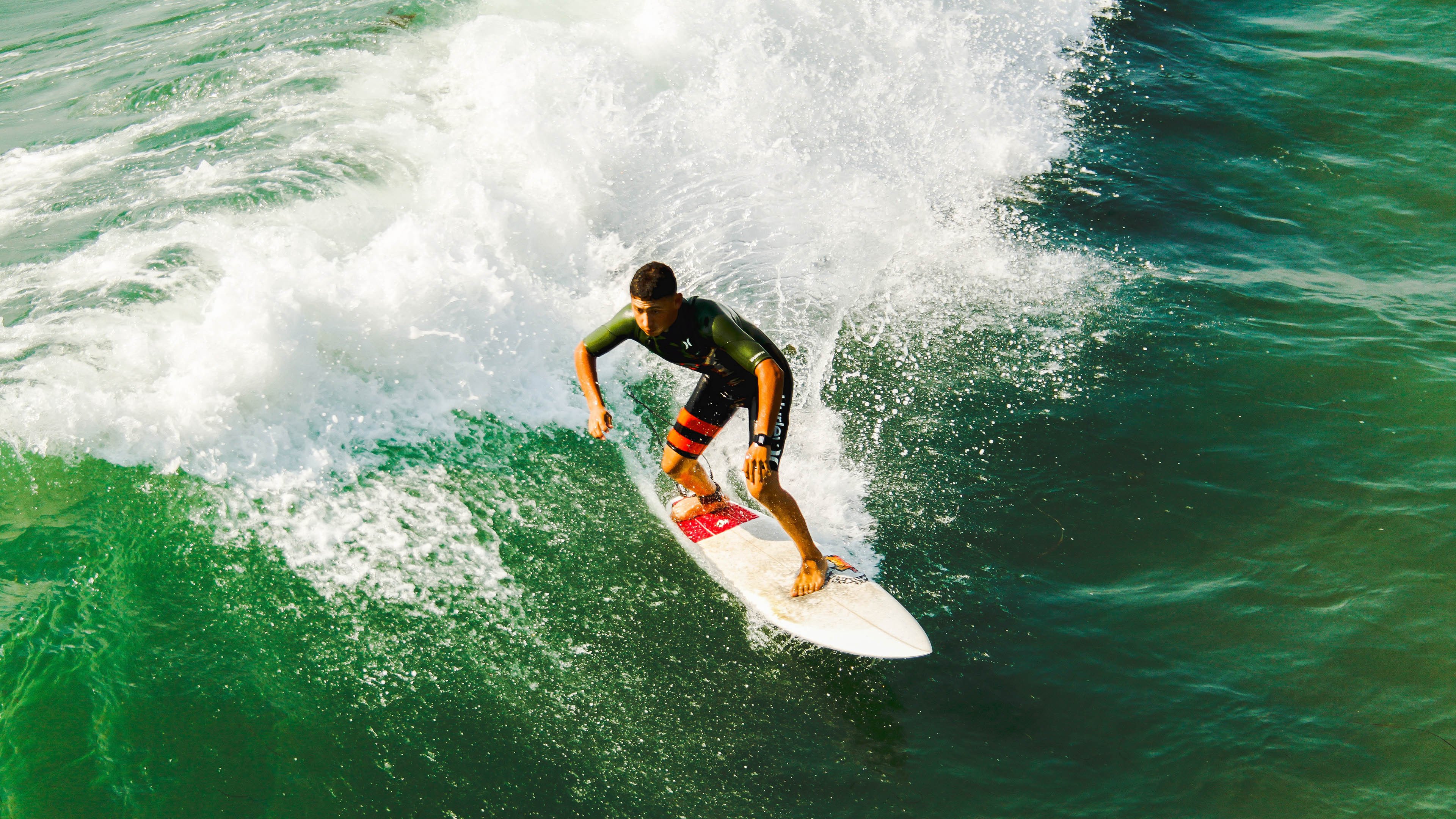 爱游戏体育app-乡村特色趣味骑马赛，乡土运动新体验，村里骑马